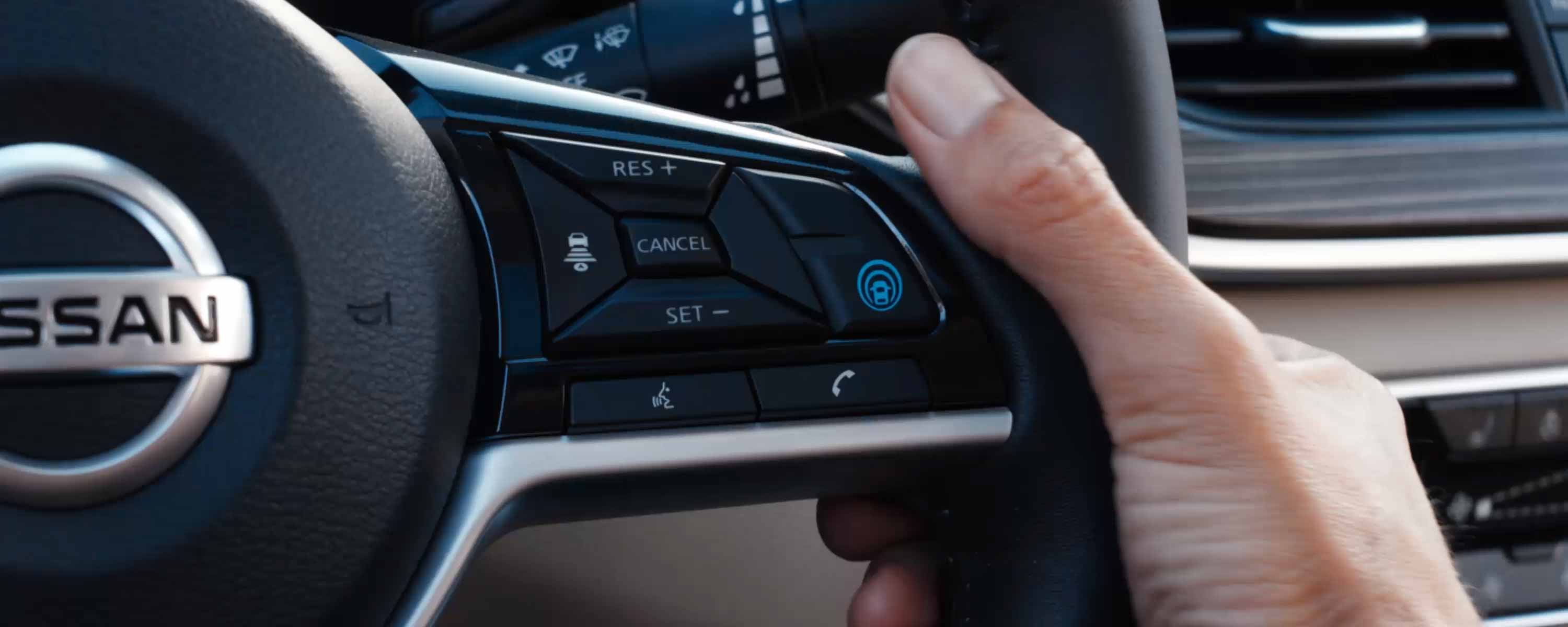 Nissan Altima ProPILOT comandos en el volante